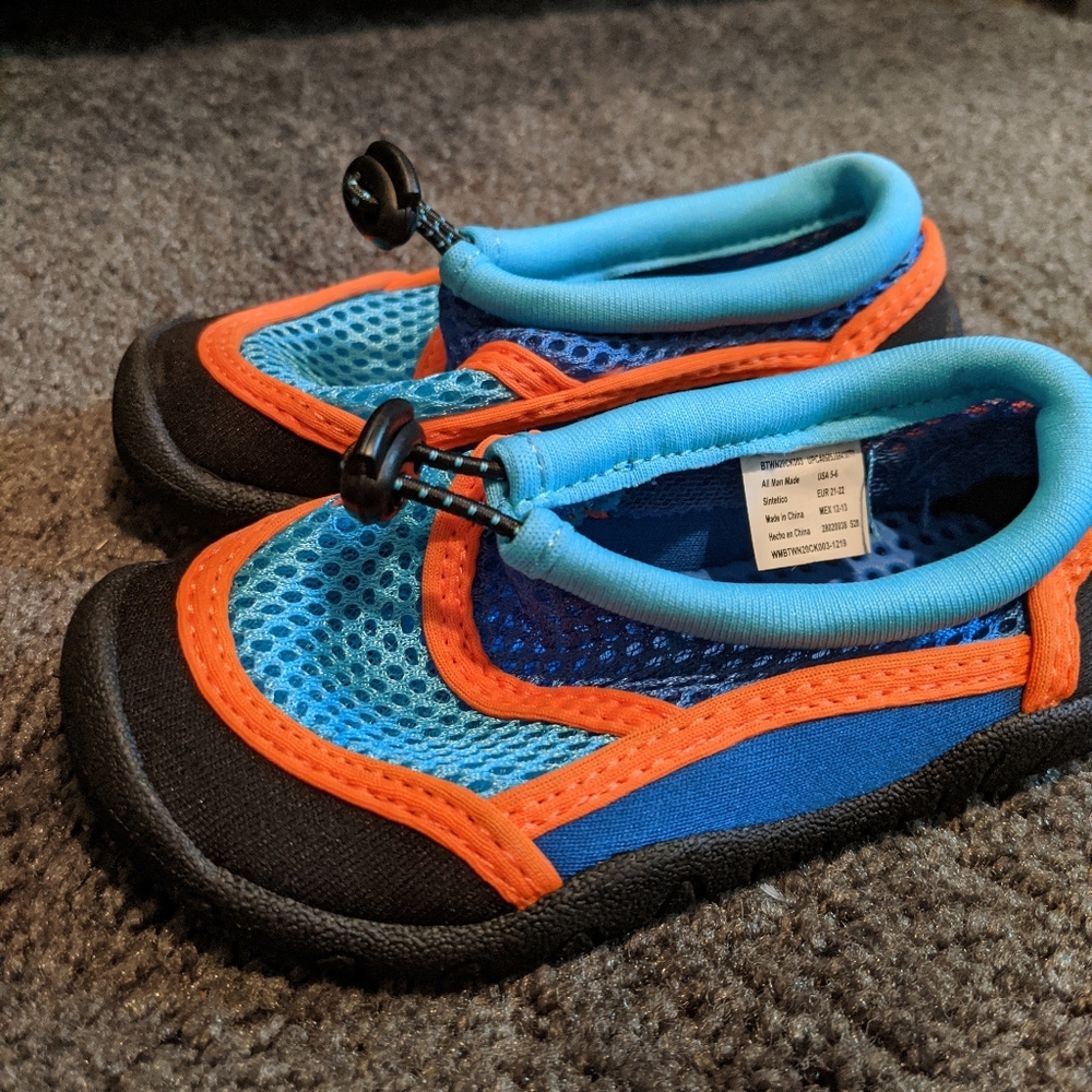 Toddler water shoes . SIZE USA 5-6